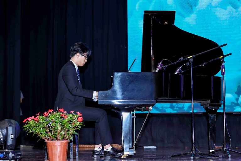 4th cohort Para Cheng delivers a refined piano performance at the Naming Ceremony, showcasing HA students’ artistic excellence and community engagement.