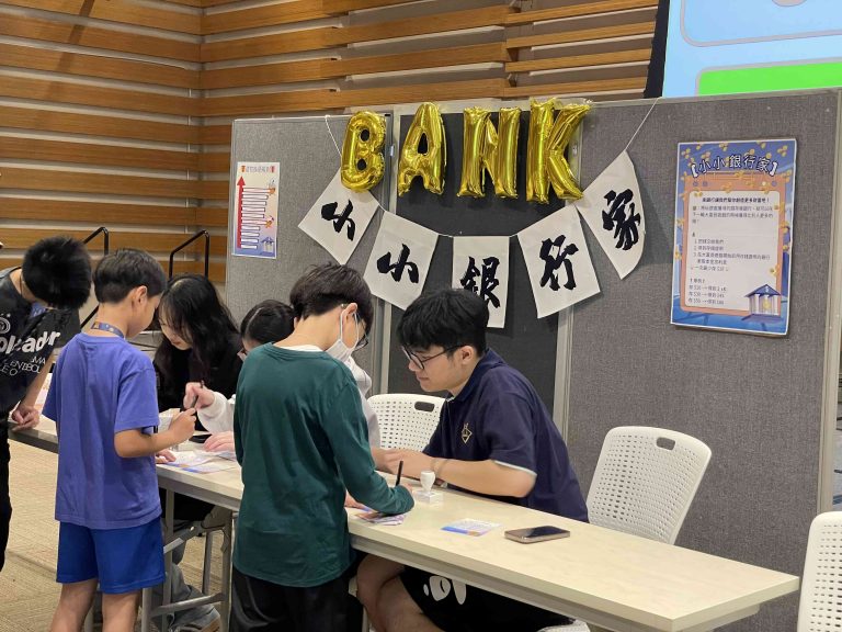 Participants make deposits at the simulated bank. 參加者在模擬銀行存款。