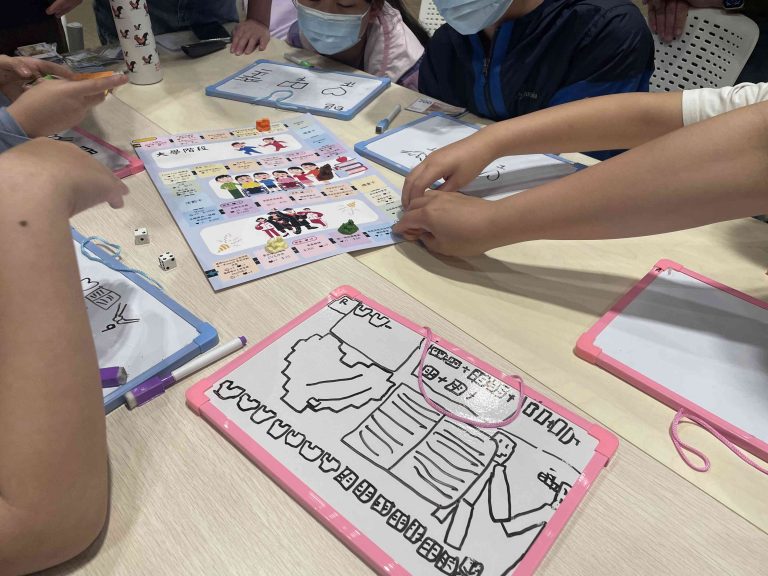 Participants actively immersed themselves in the interactive board games to learn finance literacy. 

參加者全情投入於互動桌遊和簡短講課中，學習理財知識。