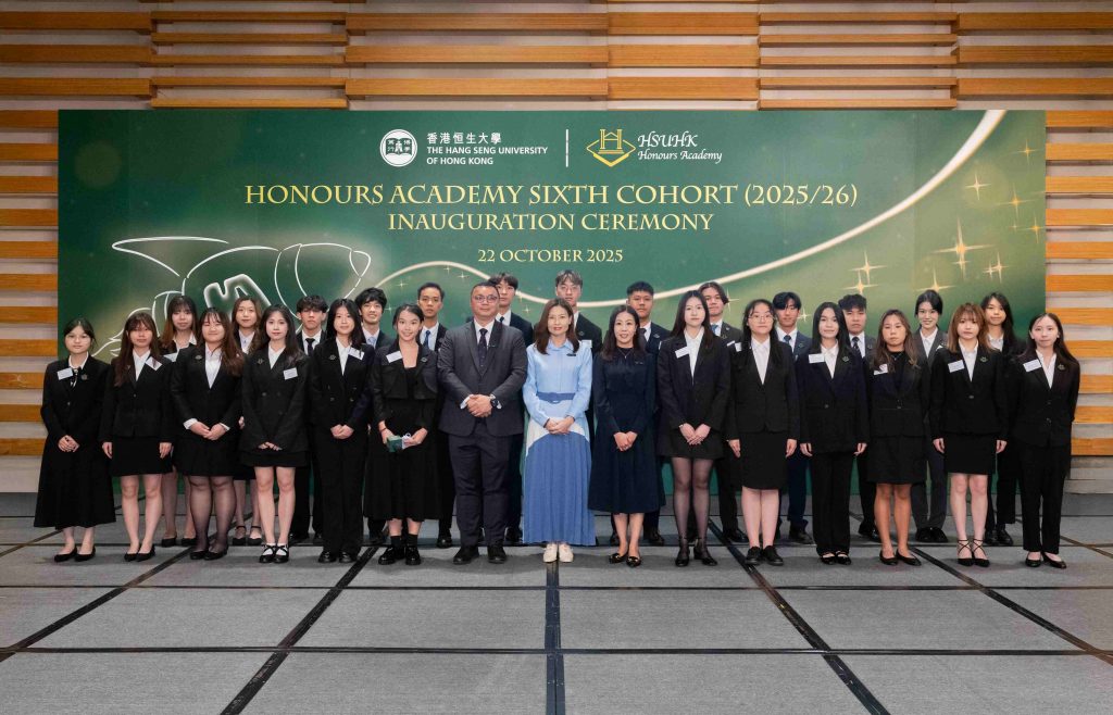 Group photo of members of the 6th cohort with Dr Holly Chung, Head of HA (front centre), and Associate Heads of HA, Dr Janice Wong (7th from right, front row) and Dr Bernard Luk (7th from left, front row).  第六屆學員與榮譽學院院長鍾可盈博士（前排中）、副院長黃嘉兒博士（前排右七）及陸偉明博士（前排左七）合照。