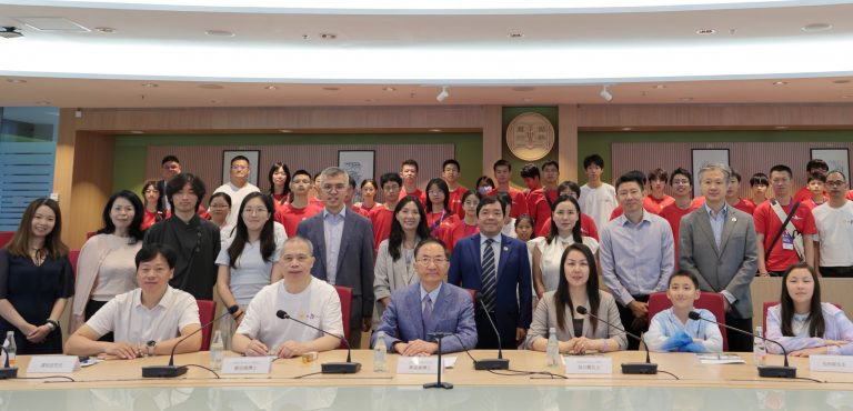 HA student leaders and HSUHK staff welcome visiting students and teachers from Mainland China